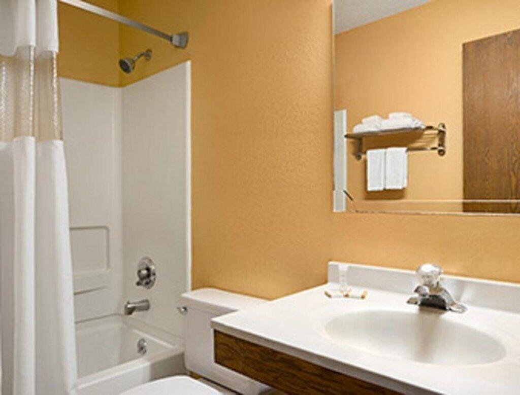 Magnuson Hotel Fort Wayne North - Coliseum Экстерьер фото